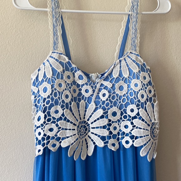 Maxi - Picture 2 of 4